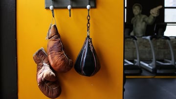 Imagen de unos guantes de boxeo en un gimnasio.