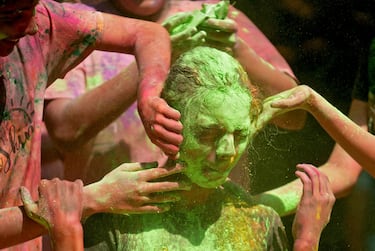 El Holi Festival es uno de los festivales más coloridos que se celebra en el mundo. La fiesta de colores se celebra durante dos días entre finales de febrero y principios de marzo. Los festejos comienzan con la última luna llena del mes lunar hindú (Phalguna). Este festivo acontecimiento se despliega en todo el país, donde una explosión de colores se eleva sobre una multitud que baila y se llena de alegría.