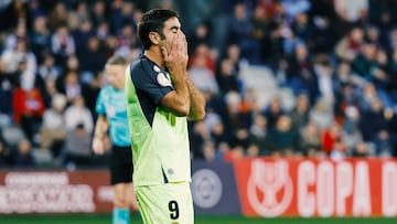 PONTEVEDRA, 03/01/2025.- El delantero del Mallorca Abdón Prats reacciona tras una jugada durante el partido de Copa del Rey disputado este viernes en el estadio de Pasarón, en Pontevedra. EFE/Lavandeira Jr