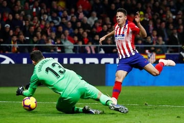 Atlético Madrid's Santiago Arias in action against Athletic Club.