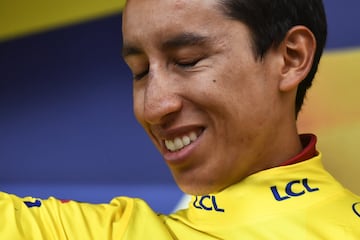 Egan Bernal se convirtió en el tercer colombiano de toda la historia en vestir el Mailot amarillo. Emotivo momento del nacido en Zipaquirá. 