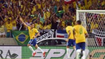 Ricardo Oliveira (i) celebra su gol con Brasil ante Venezuela.