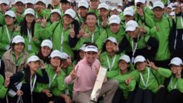 CON LOS FANS. Fernández-Castaño celebra su título en Shanghai.
