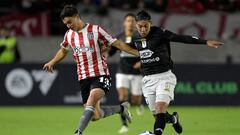 Estudiantes de La Plata's defender Gaston Benedetti (L) and Tacuary's forward Matias Verdun vie for the ball during the Copa Sudamericana group stage second leg football match between Estudiantes de La Plata and Tacuary at the Jorge Luis Hirschi stadium in La Plata, Argentina, on April 18, 2023. (Photo by JUAN MABROMATA / AFP)