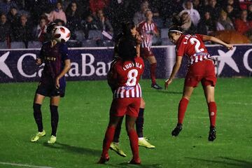 La jugadora del Atlético Kenti Robles marca el 0-1.
 