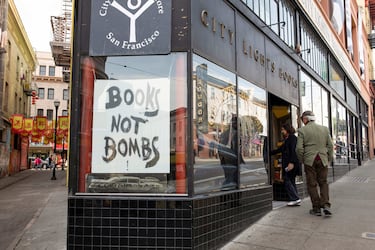 Miles de personas en la protesta en San Francisco contra el ICE. La ciudad de California se une así al resto de lugares en EE.UU. que han asumido una huelga general en contra de las actuaciones del Servicio de Inmigración y Control de Aduanas.