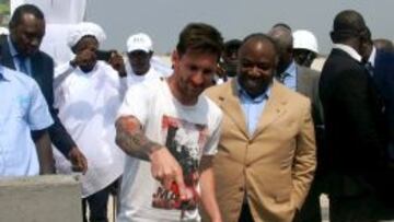 Messi poniendo la primera piedra al estadio en Port-Genil, Gabon.