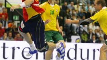 <b>FÁCIL. </b>Aguinagalde encuentra hueco entre los lituanos.