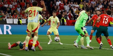0-1. Centro de Lamine Yamal que despeja  Rúben Dias, toca João Neves y el balón le llega a Martín Zubimendi que marca a placer el primer tanto.