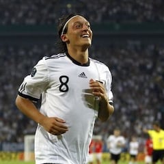 Continúa el cambio físico de Özil que ha dejado en shock al mundo