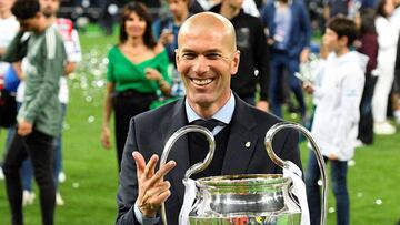 Zinedine Zidane posa con la tercera Champions League, ganada con el Real Madrid en la final ante el Liverpool en Kiev. 