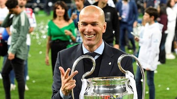 Zinedine Zidane posa con la tercera Champions League, ganada con el Real Madrid en la final ante el Liverpool en Kiev. 