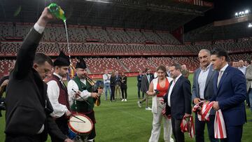 La visita de Alejandro Irarragori, nuevo dueño del Sporting, a El Molinón-Quini acompañado por Joaquín Alonso contó con la presencia de un gaitero asturiano y se escanció sidra en el césped.