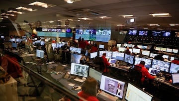 Santiago 19 de agosto 2024.
Metro y Gobierno presentan como parte del plan de seguridad, el nuevo sistema de video analítica, una tecnología que permitira identificar en las imagenes de las camaras de estaciones movimientos de comercio ilegal, evasiones y conductas delictuales sospechosas.
Dragomir Yankovic/Aton Chile