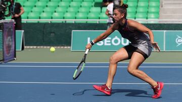 Sara Sorribes devuelve una bola durante un partido en el Korea Open.