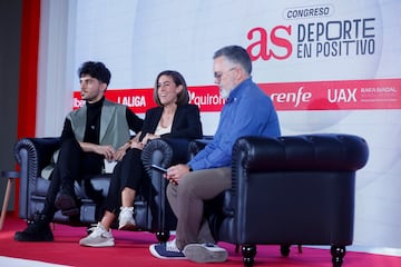 Yosué Piñeiro y Eunate Gómez, con el periodista Nacho Albarrán. 
 