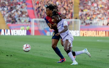 Jules Kound谷 pugna con Nico Williams por un bal車n durante el encuentro de la jornada 2 entre el FC Barcelona y el Athletic Club en el Estadio Ol赤mpico Lluis Companys de Barcelona, el 24 de agosto de 2024. El encuentro termin車 2-1.