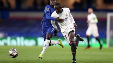 Mendy lucha con Kant&eacute; por el bal&oacute;n. Ese ha podido ser el &uacute;ltimo partido del franc&eacute;s esta temporada.