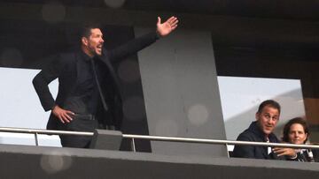 Simeone da instrucciones desde el palco. 