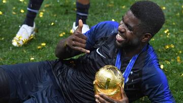 Umtiti con la Copa del Mundo.