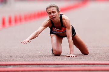 Hayley Carruthers de Gran Bretaña, cae al suelo, al final del Maratón de Londres el 28 de abril de 2019. 