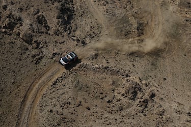 El Dacia Sandrider de Sebastian Loeb y Edouard Boulanger compite en la Etapa 1 de la 48ª edición del Rally Dakar, con salida y llegada en Yanbu.