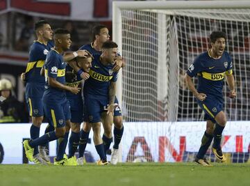 Boca Juniors' Uruguayan midfielder Nahitan Nandez (C) celebrates with teammates after scoring against River Plate during the Argentine derby match in the Superliga first division tournament at Monumental stadium in Buenos Aires, Argentina, on November 5, 