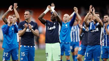 El Alavés celebró su permanencia.