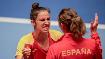 Las españolas celebran la victoria.