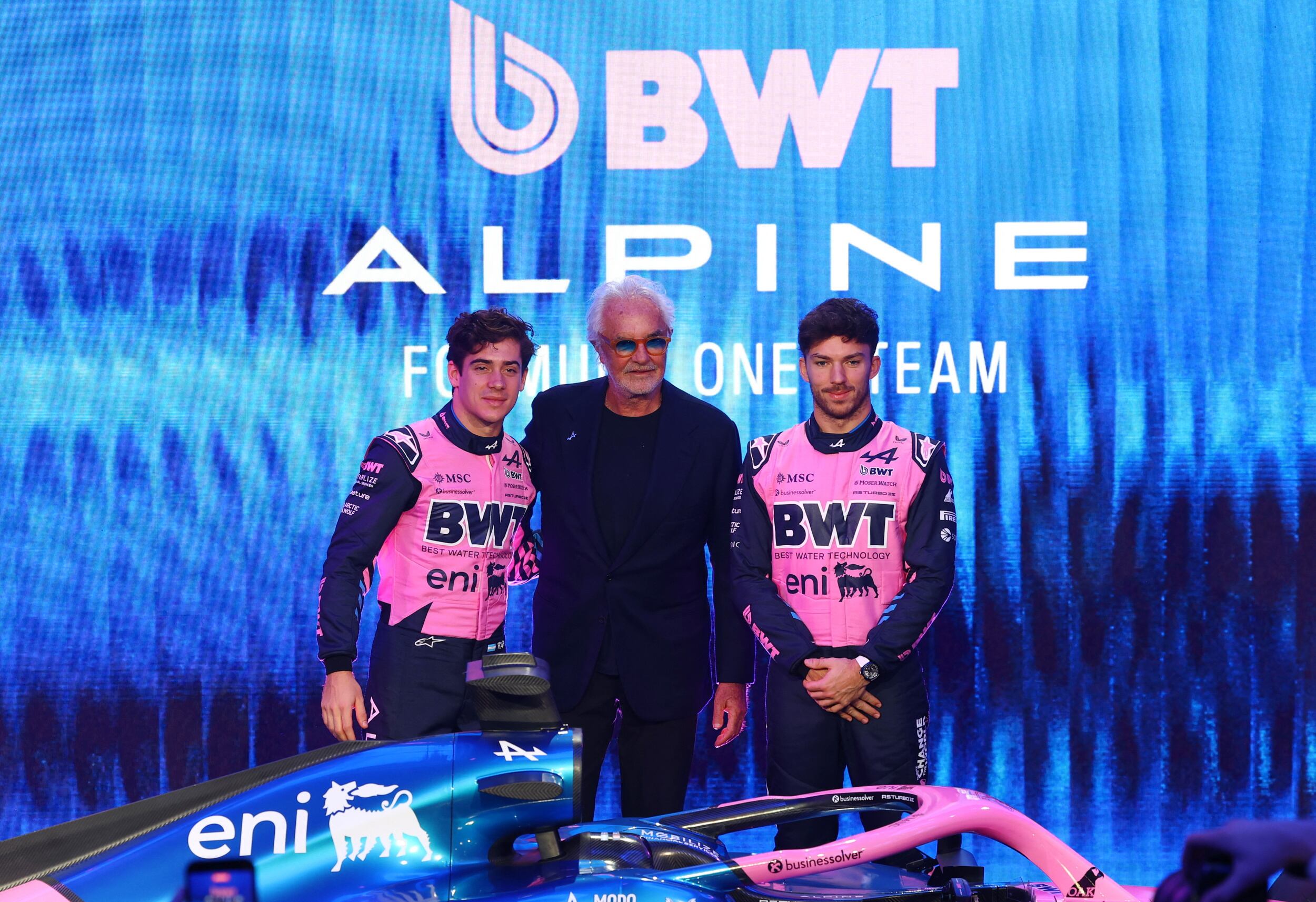 Flavio Briatore posa con los pilotos Pierre Gasly y Franco Colapinto durante la presentación. 