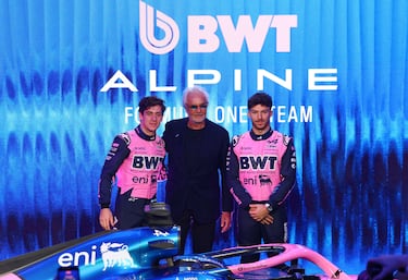 Flavio Briatore posa con los pilotos Pierre Gasly y Franco Colapinto durante la presentación. 
