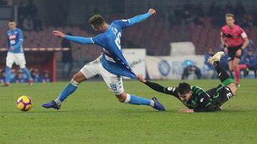 Milik pelea con Sassuolo antes del gol.