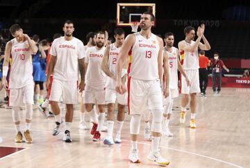La Selección termina segunda de grupo después de remar todo el partido, pero cae en los últimos minutos (87-95). Abalde y Ricky fallaron dos triples decisivos.