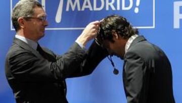 Raúl González, delantero del Real Madrid, señaló hoy que "con la liga muy complicada porque al Barça solo le queda un punto en tres partidos", el objetivo una vez terminado el campeonato será "descansar y pensar en volver a hacer del Madrid un equipo campeón" la próxima temporada, en la que el club tendrá un nuevo presidente, "el que elijan los socios".