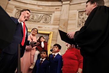 J.D. Vance toma juramento como vicepresidente los Estados Unidos, acompa?ado de su familia: su esposa Usha Chilukuri y sus tres hijos. 