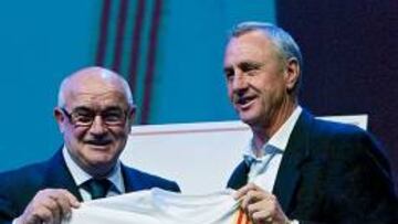 Johan Cruyff, posa en 2009 con la camiseta de la selección catalana.