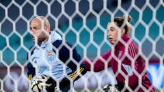 La selección española ha entrenado con normalidad en el escenario de la final de mañana domingo en Sídney ante Inglaterra. En la foto, el entrenador de porteras, Carlos Sánchez con Cata Coll. 
 