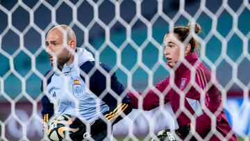 La selecci¨®n espa?ola ha entrenado con normalidad en el escenario de la final de ma?ana domingo en S¨ªdney ante Inglaterra. En la foto, el entrenador de porteras, Carlos S¨¢nchez con Cata Coll.