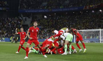 Los ingleses celebraron la clasificación a cuartos.