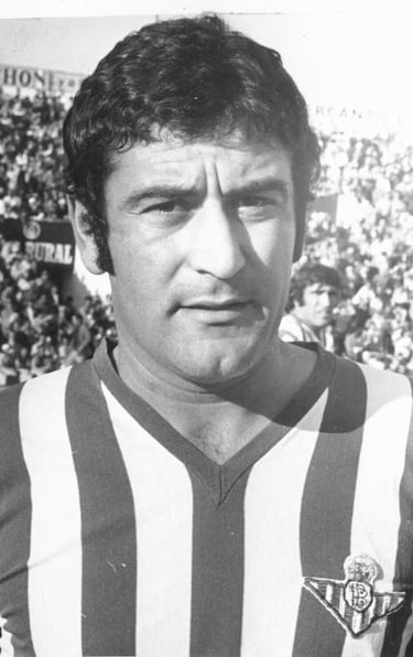 Jugó con el Betis las temporadas 74/75 y 75/76.