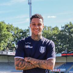 Van der Wiel vuelve al fútbol tras año y medio retirado