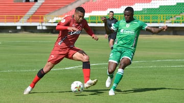 TUNJA- COLOMBIA, 06-02-2022: Darwin Lopez de Patriotas Boyac&Atilde;&iexcl; disputa el bal&Atilde;&sup3;n con ,Yoiver Gonzalez de La Equidad durante partido entre Patriotas Boyac&Atilde;&iexcl; yLa Equidad por la fecha 5 como parte de la Liga BetPlay DIMA