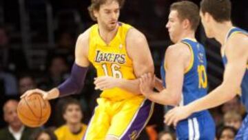 Pau Gasol disputa el balón con David Lee de los Warriors.