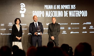Entrega el premio: Victoria Montiel, Consejera de AS. Recogen el premio: David Martín y Felipe Perrone, entrenador y jugador de la selección española de waterpolo,