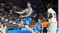 El jugador del Movistar Estudiantes Dar&iacute;o Brizuela y el jugador del Morabanc Andorra Moussa Diagne, durante el partido de la Liga Endesa celebrado hoy en el pabell&oacute;n WiZink Center de Madrid