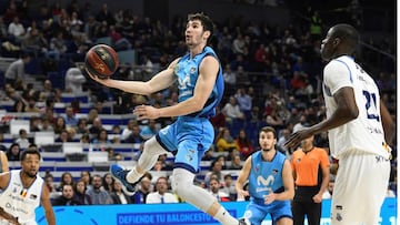 El jugador del Movistar Estudiantes Dar&iacute;o Brizuela y el jugador del Morabanc Andorra Moussa Diagne, durante el partido de la Liga Endesa celebrado hoy en el pabell&oacute;n WiZink Center de Madrid