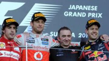 CAMPEÓN DEL MUNDO. El podio del GP de Japón, con Alonso orgulloso del segundo puesto, Button encantado con la victoria y Vettel, campeón mundial de F-1 2011.