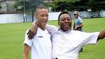 Neymar sujeta en volandas a Pelé