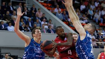 GRAF9346. ZARAGOZA, 03/10/2018.- El base estadounidense del Tecnyconta Zaragoza, Bo McCalebb (c), entre Miquel Salvó (i) y Beqa Burjanazde, del Delteco GBC, durante una jugada del encuentro de Liga ACB de Baloncesto disputado hoy en el Pabell&oacut