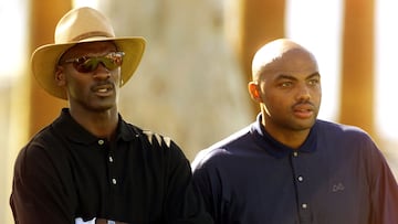 Michael Jordan y Charles Barkley, jugando al golf en California, en 1999.